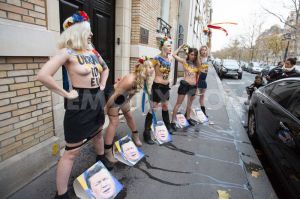1393599237-femen-activists-urinate-on-the-photo-of-ukrainian-president-in-paris_3389716